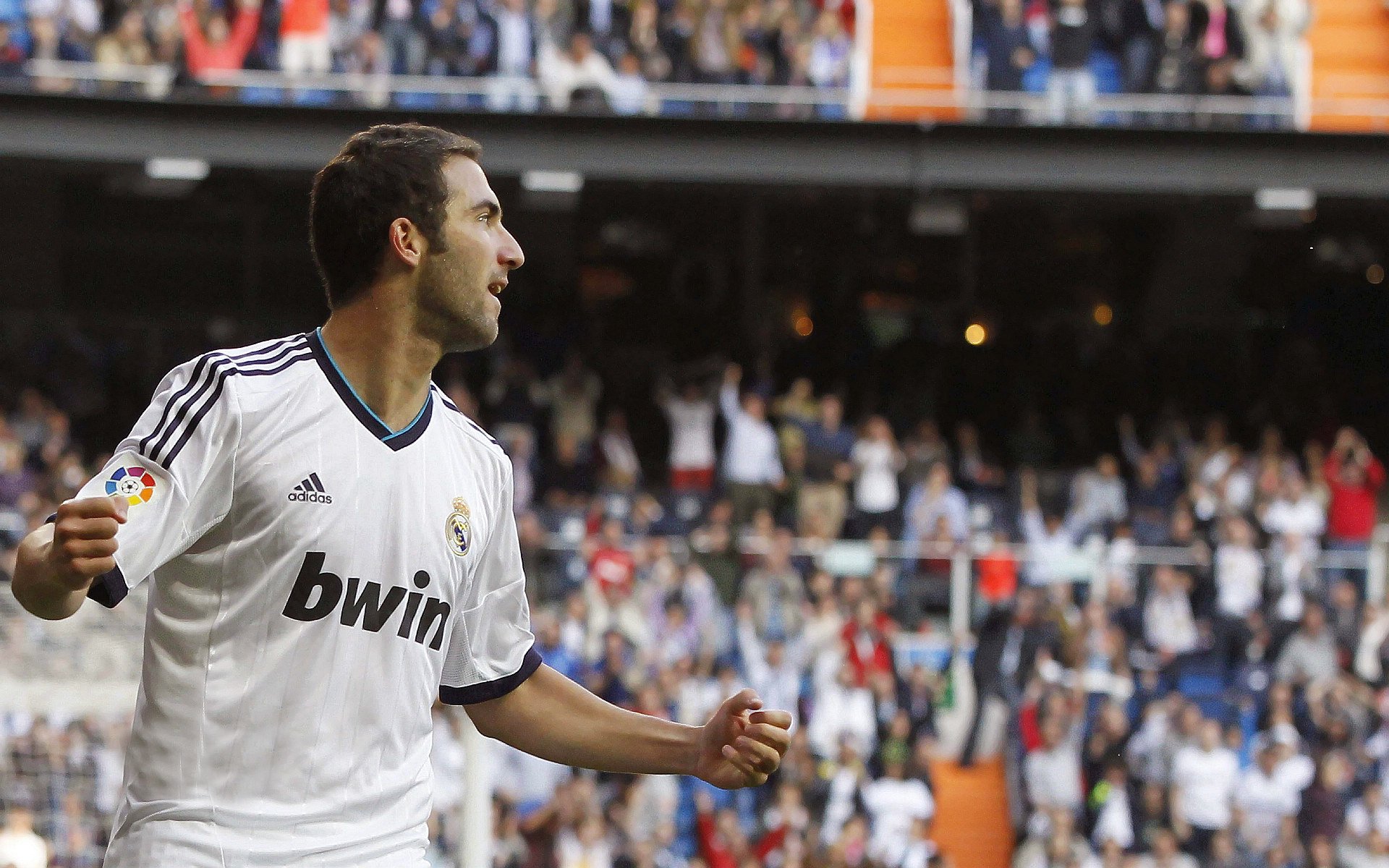 世界杯场场爆炸：明星球员震撼全场的瞬间，世界杯突发